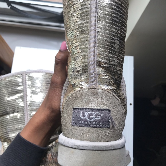 Ugg Classic Short Boot - Picture 2 of 5